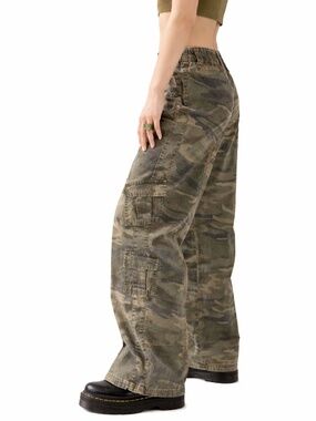 BDG by Urban Outfitters Olive Camo Wide-Leg Y2K Cargo Pants – Size Small EUC